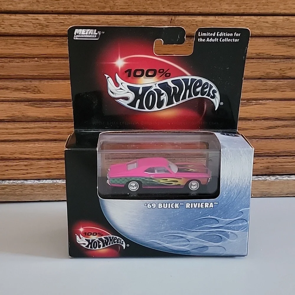 HOT WHEELS 69 BUICK RIVIERA COLLECTIBLE CAR BOXED 2000